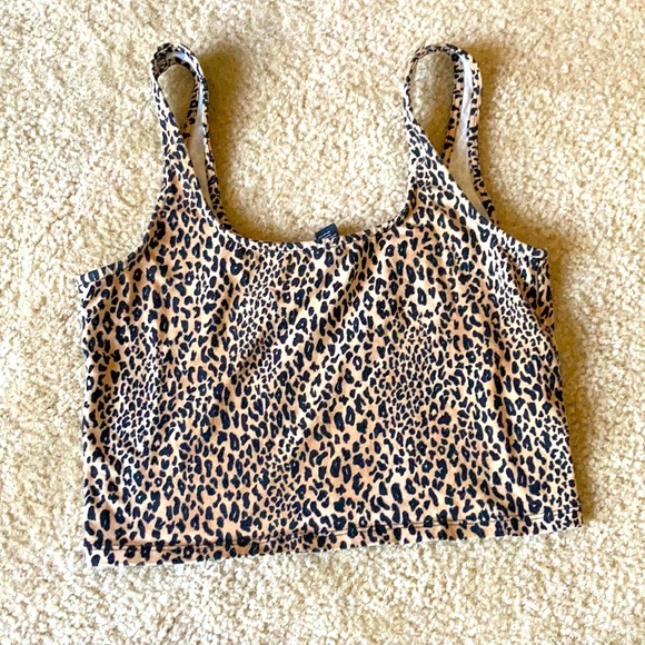 Tops - Super cute cropped tank cheetah